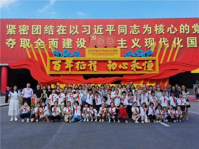 创业黑马：子公司拟与厦门算能基于大模型等数字技术方面开展合作